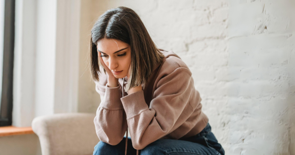 10 signs someone is deeply lonely, even if they smile all the time