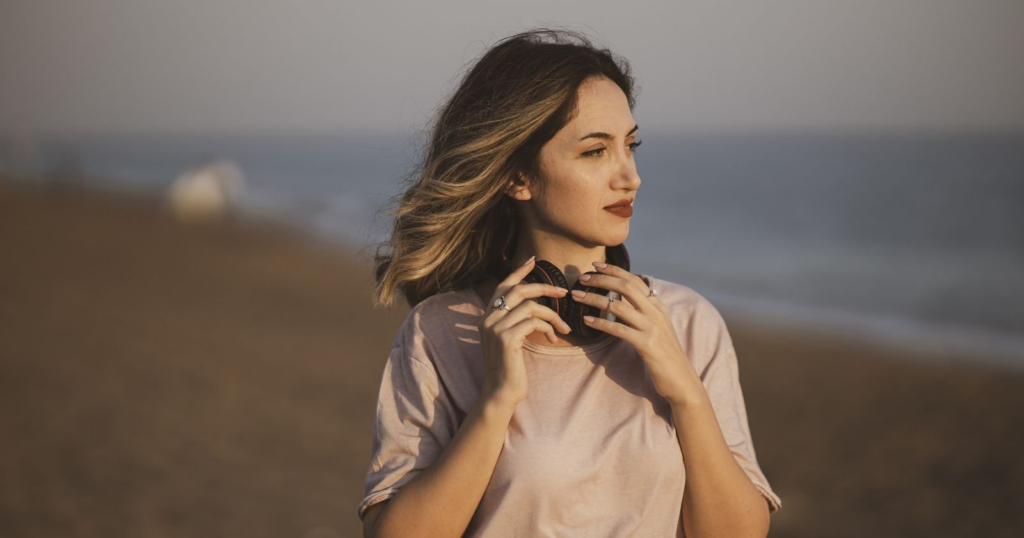 8 quiet behaviors that reveal someone is deeply content on their own