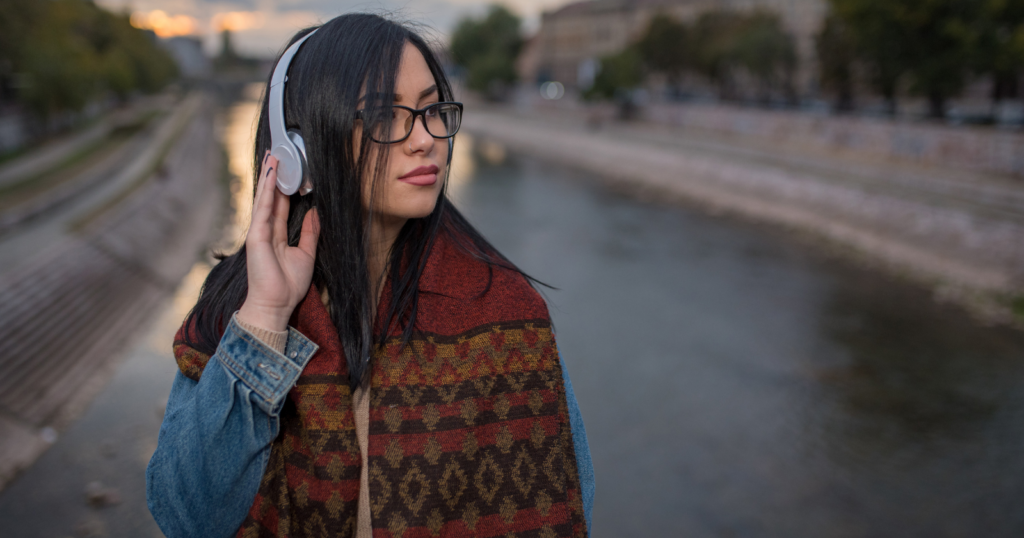 10 things you’re doing in public that show you’re a highly introverted person, according to psychology