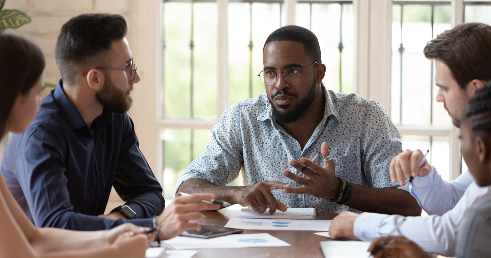 7 subtle body language signs someone is upset with you (but won’t say it)