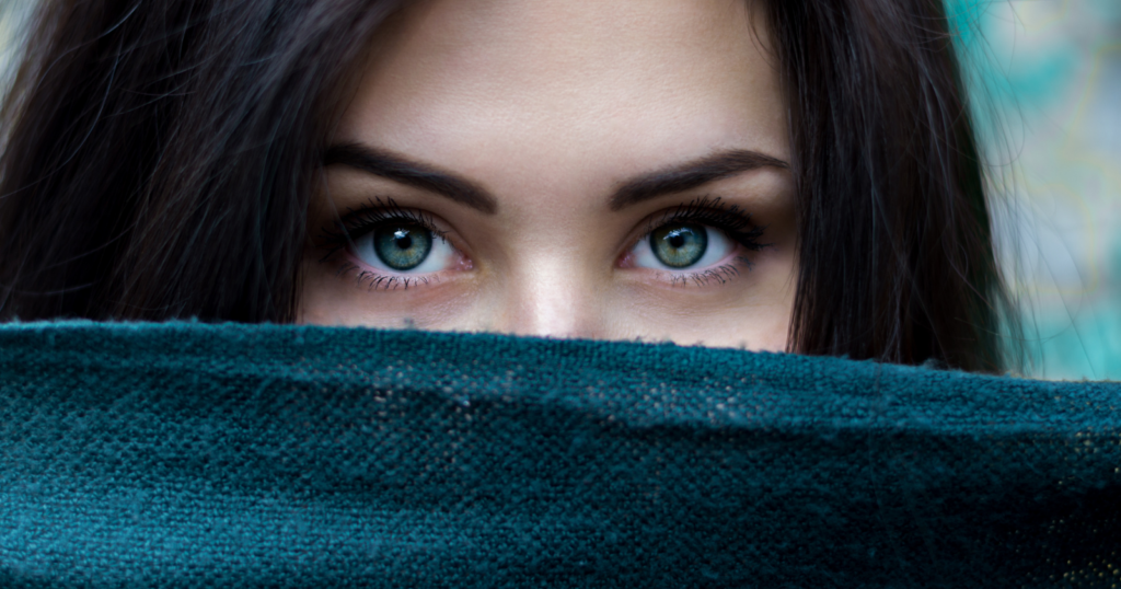 People who frequently break eye contact in conversations usually had these 10 experiences growing up