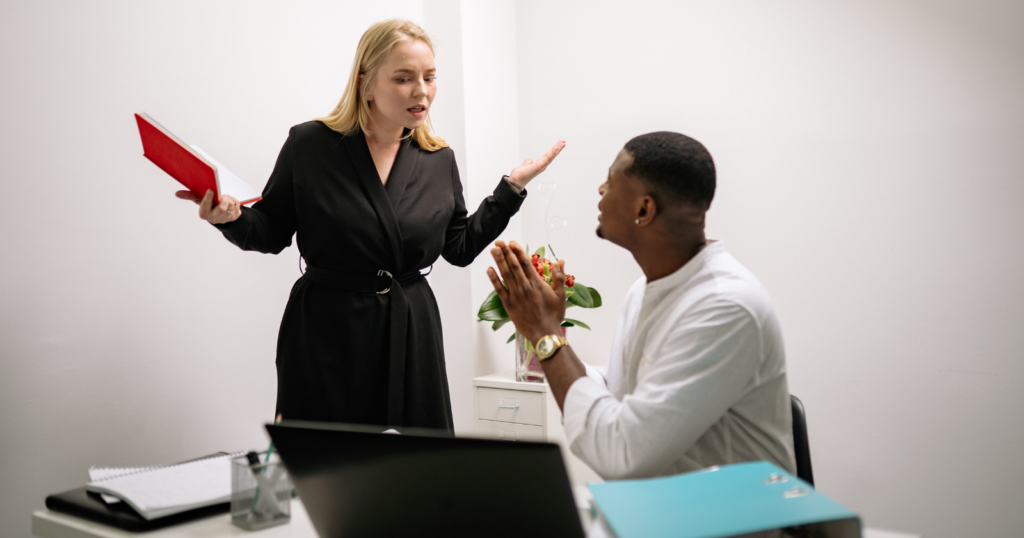 7 behaviors of people who are always the first to apologize after a fight, says psychology
