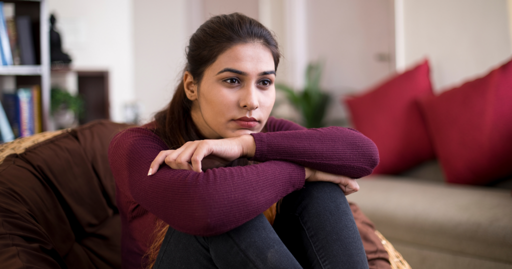 People who were raised in a cold or distant household usually display these 7 behaviors (without realizing it)
