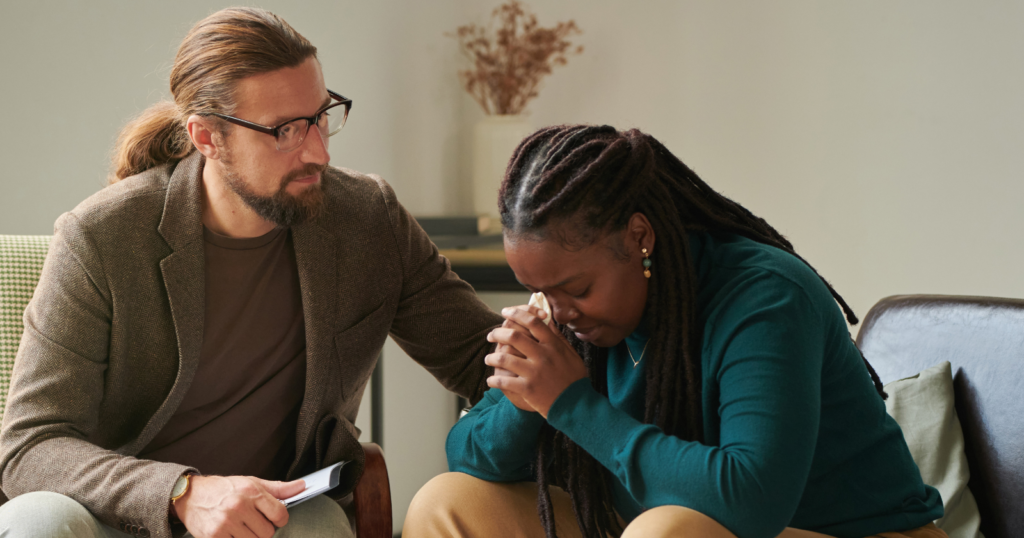 7 quiet physical gestures that reveal someone’s soul is tired, says psychology