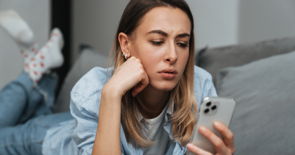 7 things people with poor social skills tend do on social media, says psychology