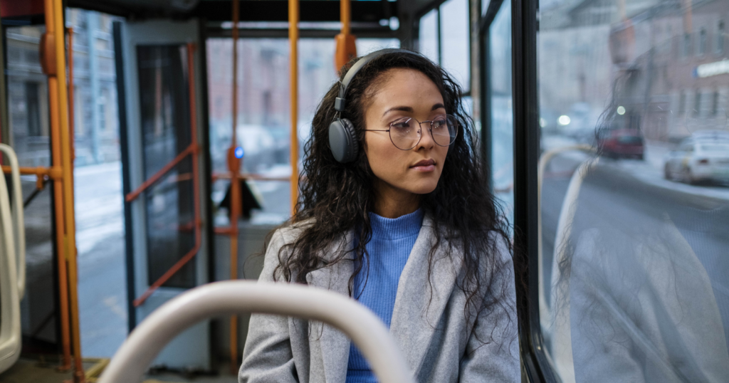 If someone frequently wears headphones in public, psychology says they may be expressing these 8 social behaviors