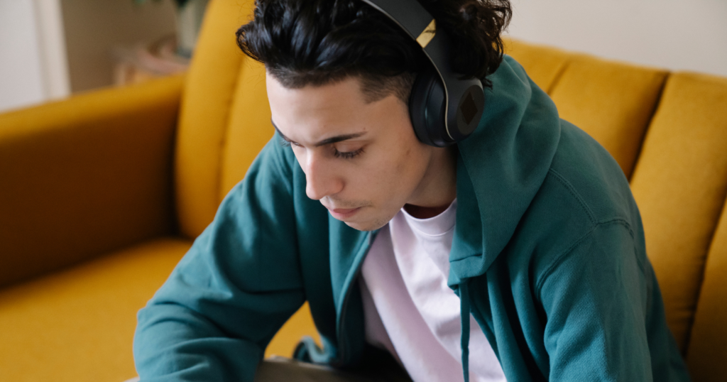 If you’ve ever teared up listening to a song, psychology says you have these 7 distinct traits