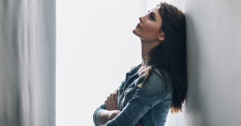 If a woman’s soul is tired, she’ll often display these 10 quiet behaviors (without realizing it)