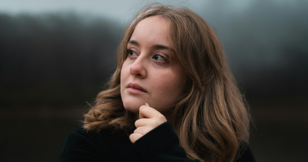 Children who were raised by parents who never expressed affection openly often carry these 9 emotional patterns into adulthood — and psychologists say this is the silent epidemic behind why so many people over 60 feel isolated even in full households