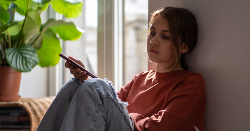 Psychology says these 7 childhood experiences make it harder to feel loved as an adult