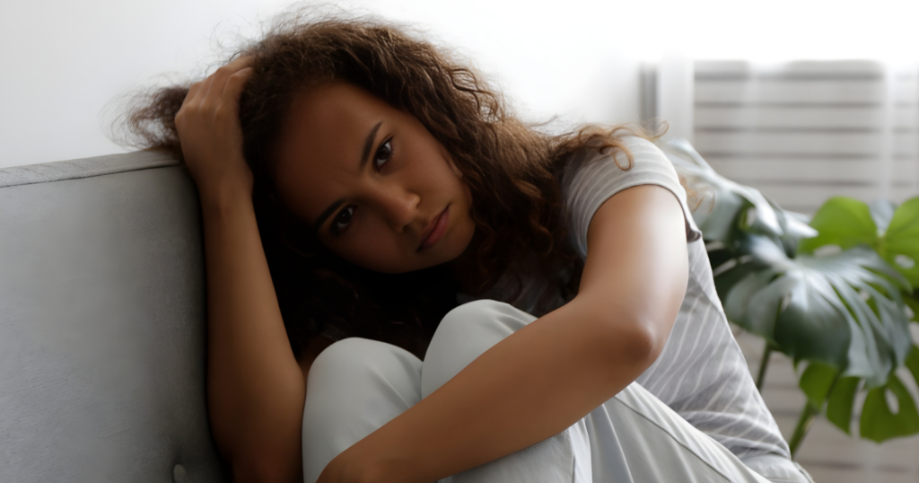 You can’t always tell, but secretly lonely people often have these 7 habits