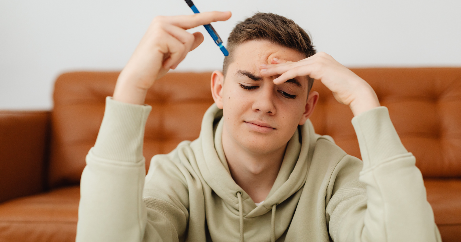 8 signs someone secretly dislikes you (but hides it well)