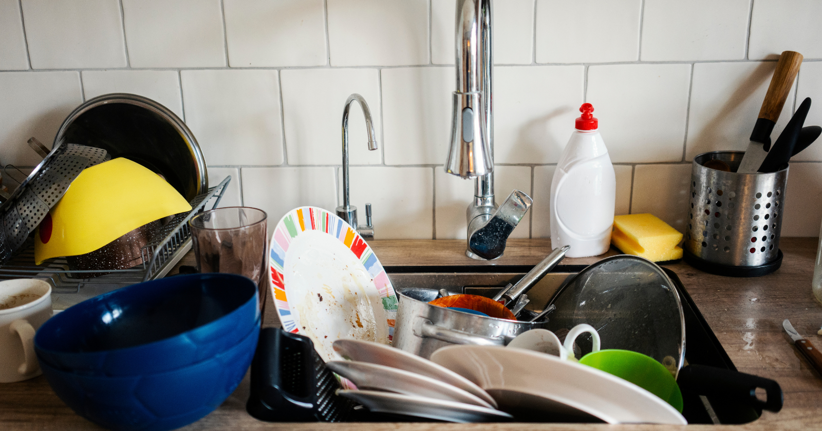 Psychology says people who let dirty dishes pile up rather than washing  them immediately often display these 9 distinct traits, image size:1600x840