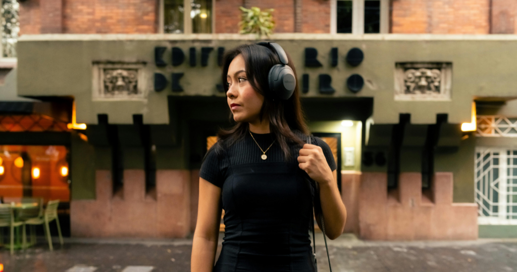 If you feel like people stare at you in public, psychology says you may be exhibiting these 6 behaviors without realizing it