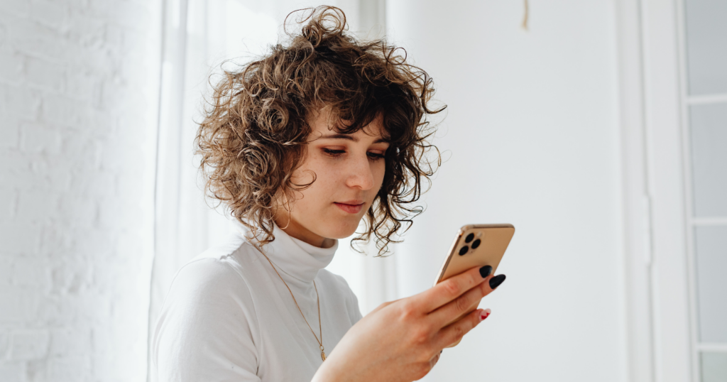 If you panic when your phone battery drops below 20%, psychology says you have these 7 distinct traits