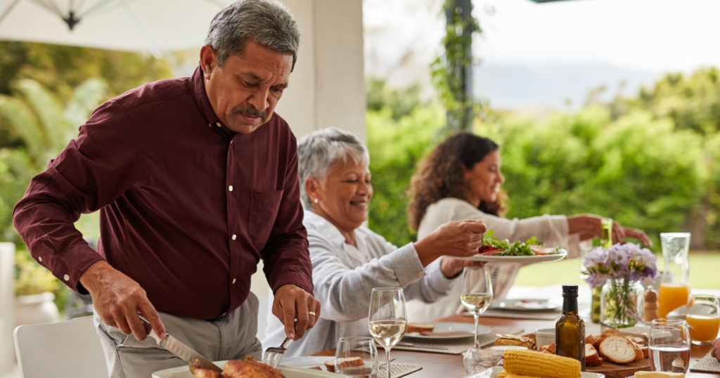 People who can’t start eating until everyone at the table has food share these 9 traits rooted in their upbringing