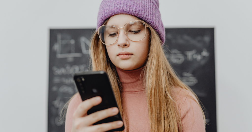 People who ignore group texts for days with zero guilt usually display these 8 characteristics