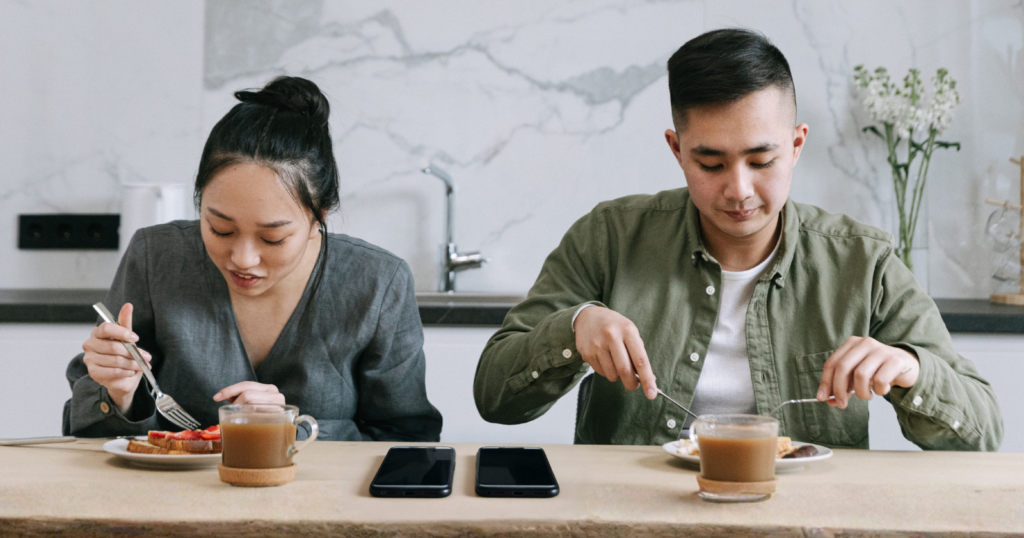 Psychology says people who put their phone face-down during meals display these 7 traits that wealthy families quietly teach their children