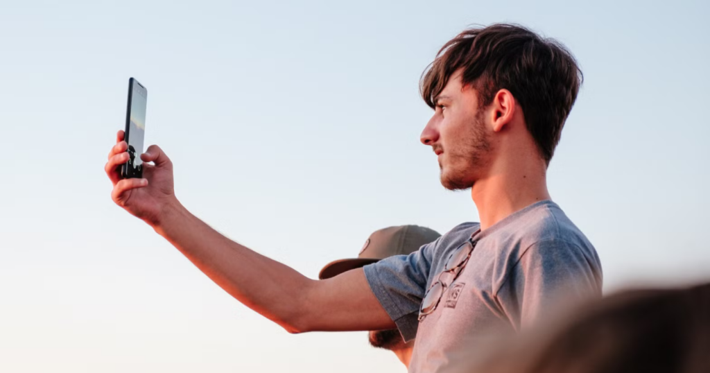 Psychology says people who take photos of sunsets constantly are avoiding these 6 uncomfortable truths about their actual day