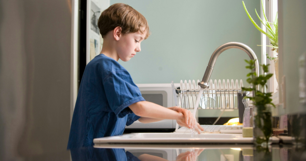 Psychology says people who wash their hands the moment they get home without thinking display these 7 distinctive qualities