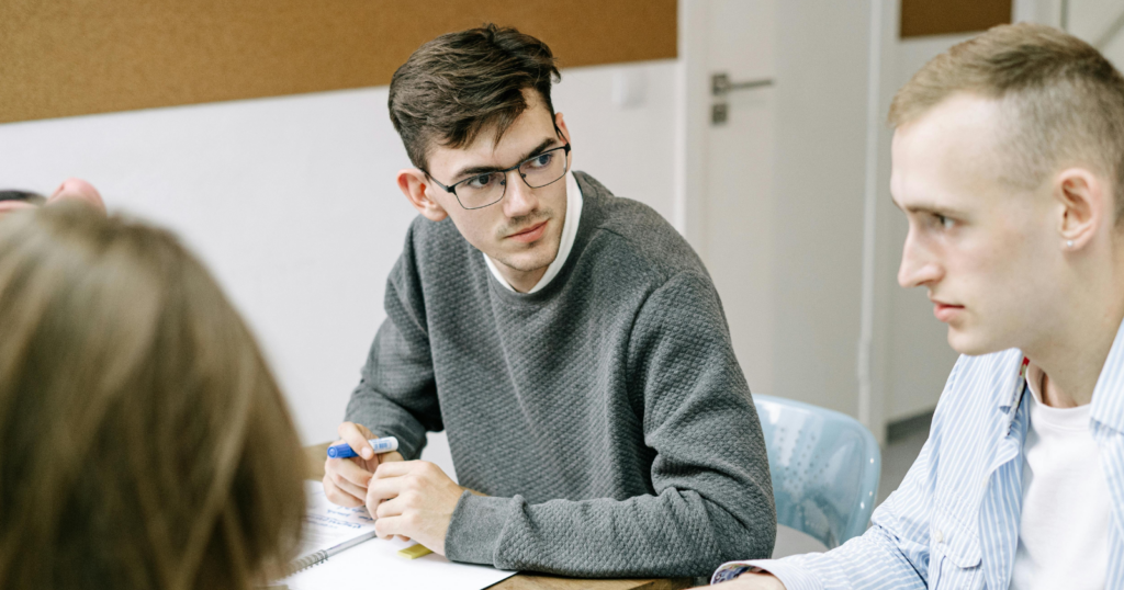 The art of reading a room: 7 things socially intelligent people notice within 30 seconds that everyone else completely misses