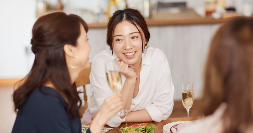 People who are naturally magnetic and draw others in effortlessly usually display these 7 subtle behaviors