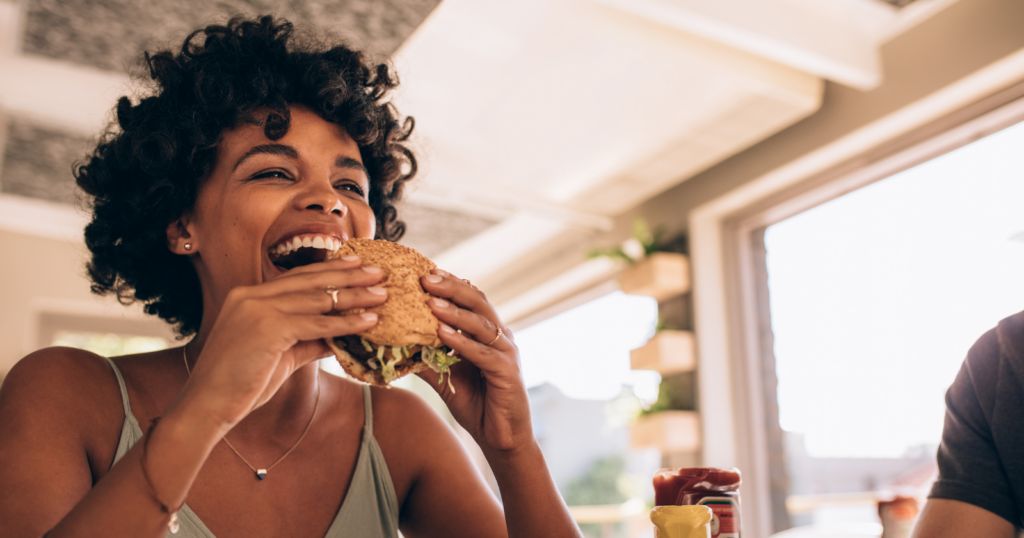 Psychology says people who feel no urge to photograph their meals display these 8 presence traits that phone-dependent people struggle to develop