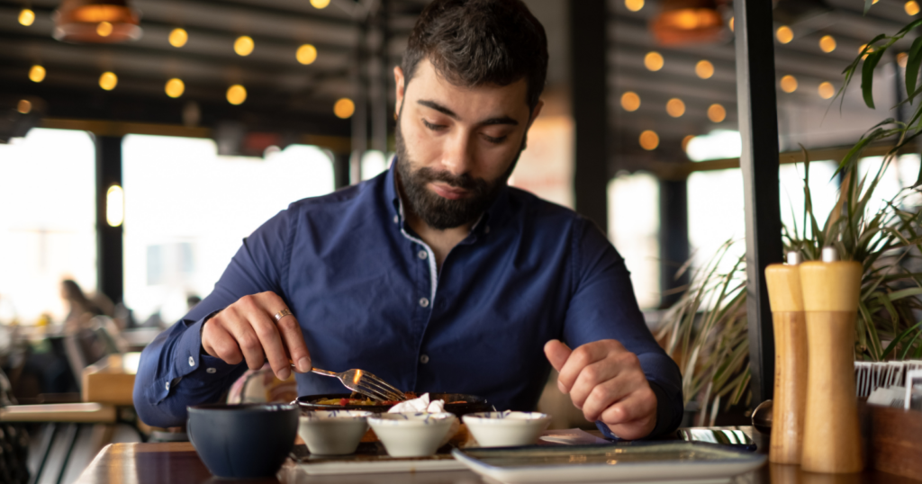 Psychology says people who can eat alone in public without discomfort have developed something most never build — a relationship with themselves that doesn’t require an audience, and that quiet self-sufficiency is one of the strongest indicators of emotional maturity