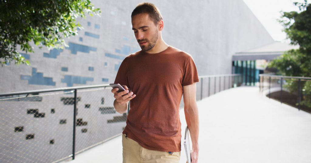 Psychology says if you pretend to text when walking past someone you half-know, you carry these 7 social traits most people share but never admit