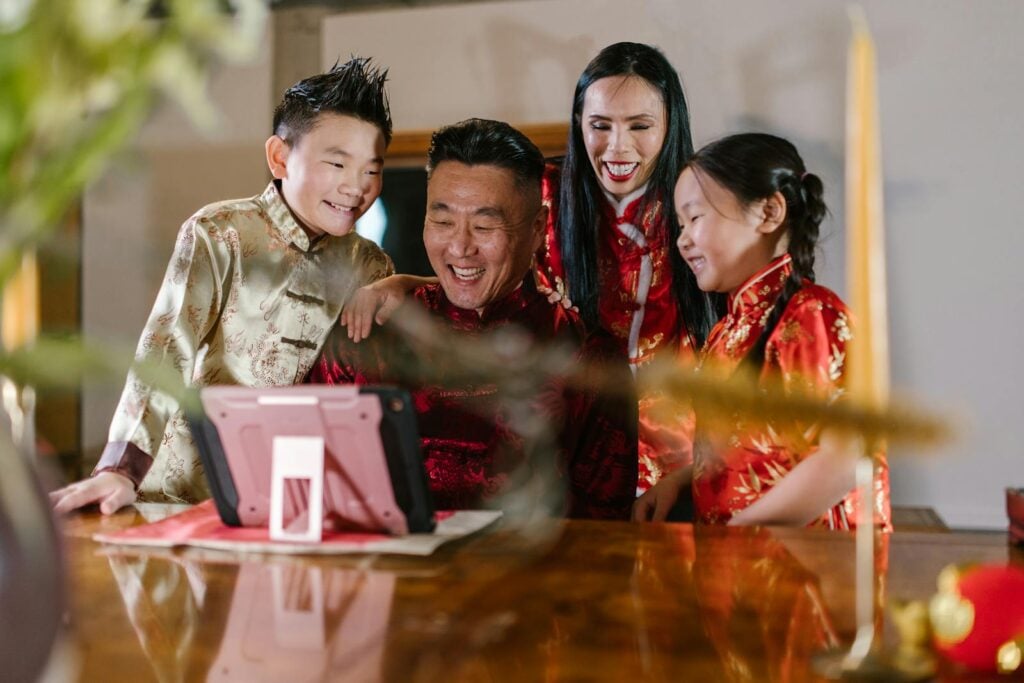 8 quiet things people who grew up with Chinese New Year family reunions understand about love, obligation, and guilt that most psychology textbooks never mention
