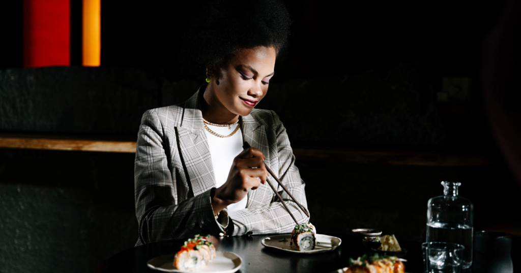 Psychology says the ability to sit alone in a crowded restaurant without discomfort is one of the quietest markers of emotional maturity — and one of the rarest