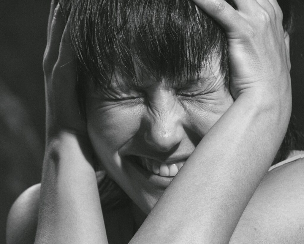 Psychology says people who struggle to maintain close friendships after 50 aren’t losing a skill. They’re facing a structural problem: adult life systematically removes the three conditions friendship requires, which are proximity, repetition, and unplanned vulnerability