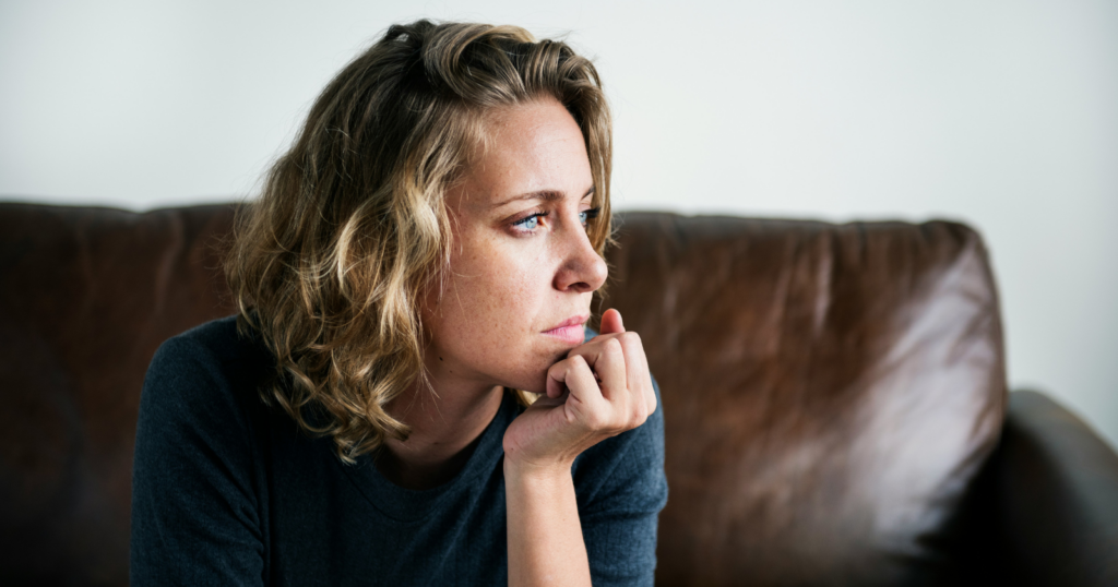 People who start each morning mentally rehearsing everything that could go wrong aren’t just anxious, they’re running a form of self-talk that psychologist Ethan Kross’s research on the inner voice links to prolonged stress and worse daily mood regulation