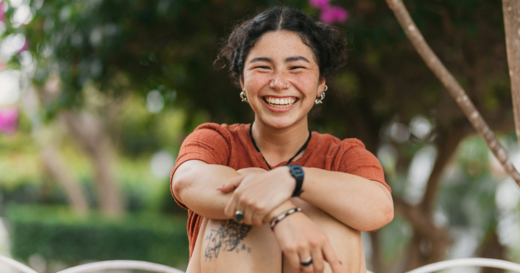 Researchers who study charisma have found it isn’t a fixed trait some people are simply born with, training people in a specific set of verbal and nonverbal tactics — vivid metaphors, rhetorical questions, deliberate pauses — measurably increased how charismatic they were rated by others afterward.