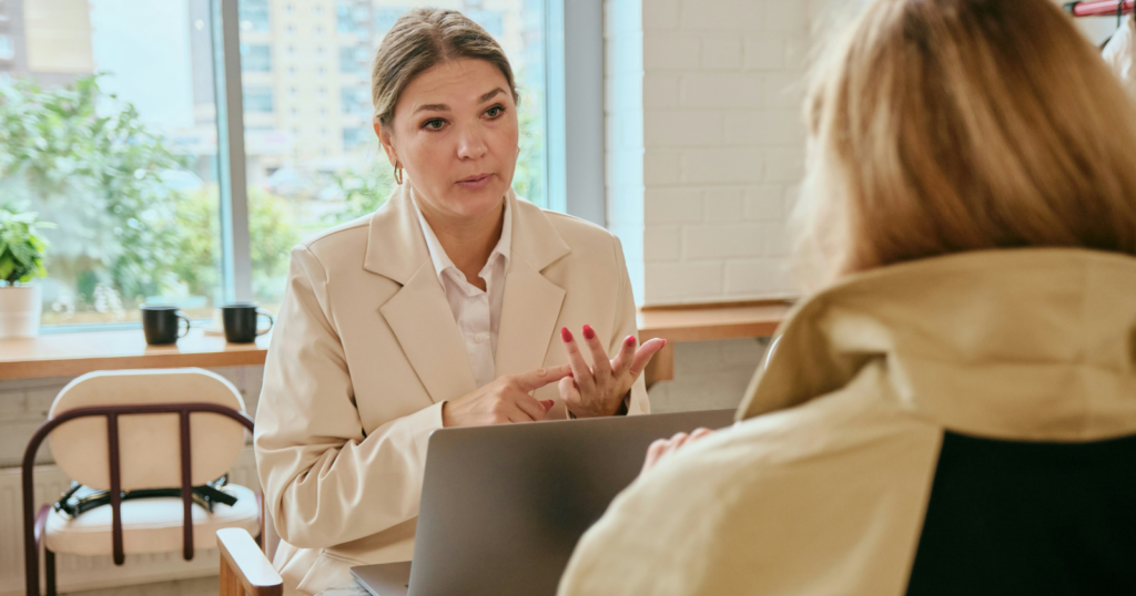 Communication research dating back decades has consistently found that weak or avoided eye contact is one of the fastest ways a listener downgrades a speaker’s perceived credibility, often within the first few seconds of an interaction