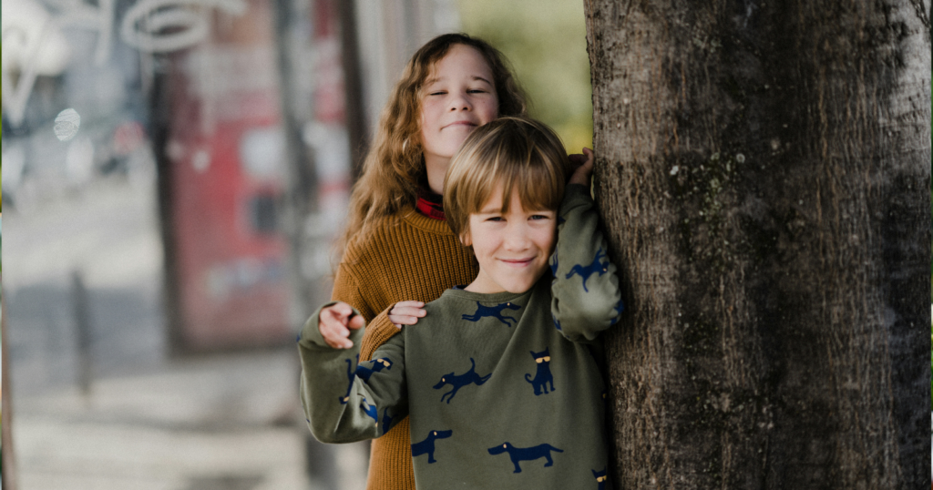 Greif and Gleason’s 1980 research on how children learn politeness routines found that young children almost never say “please” or “thank you” spontaneously, they say it because a parent prompts them with “what do you say?” dozens of times a week, meaning the reflex adults later display without thinking twice was built through years of someone else’s prompting long before it became automatic.